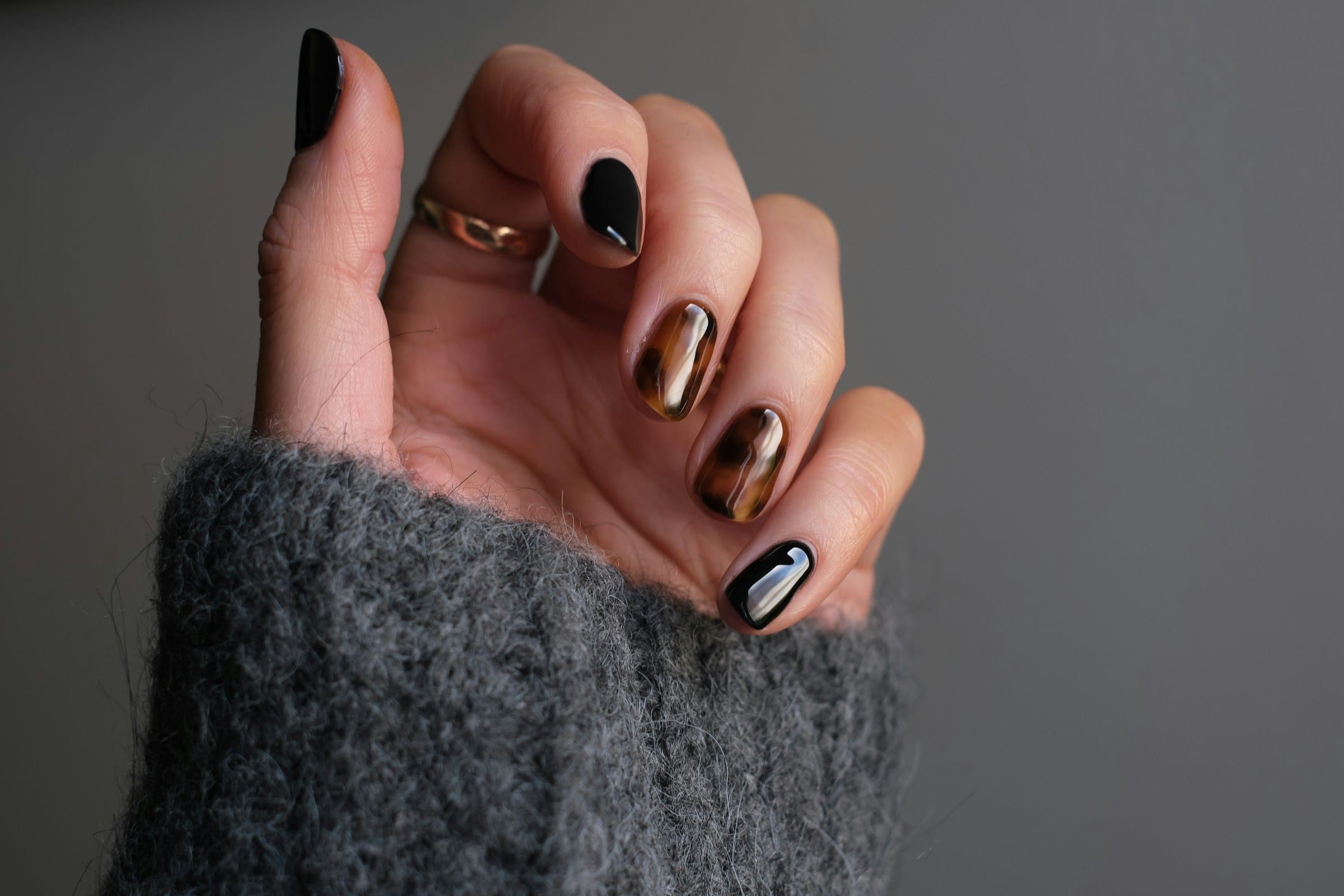 Black and tortoiseshell press-on nails