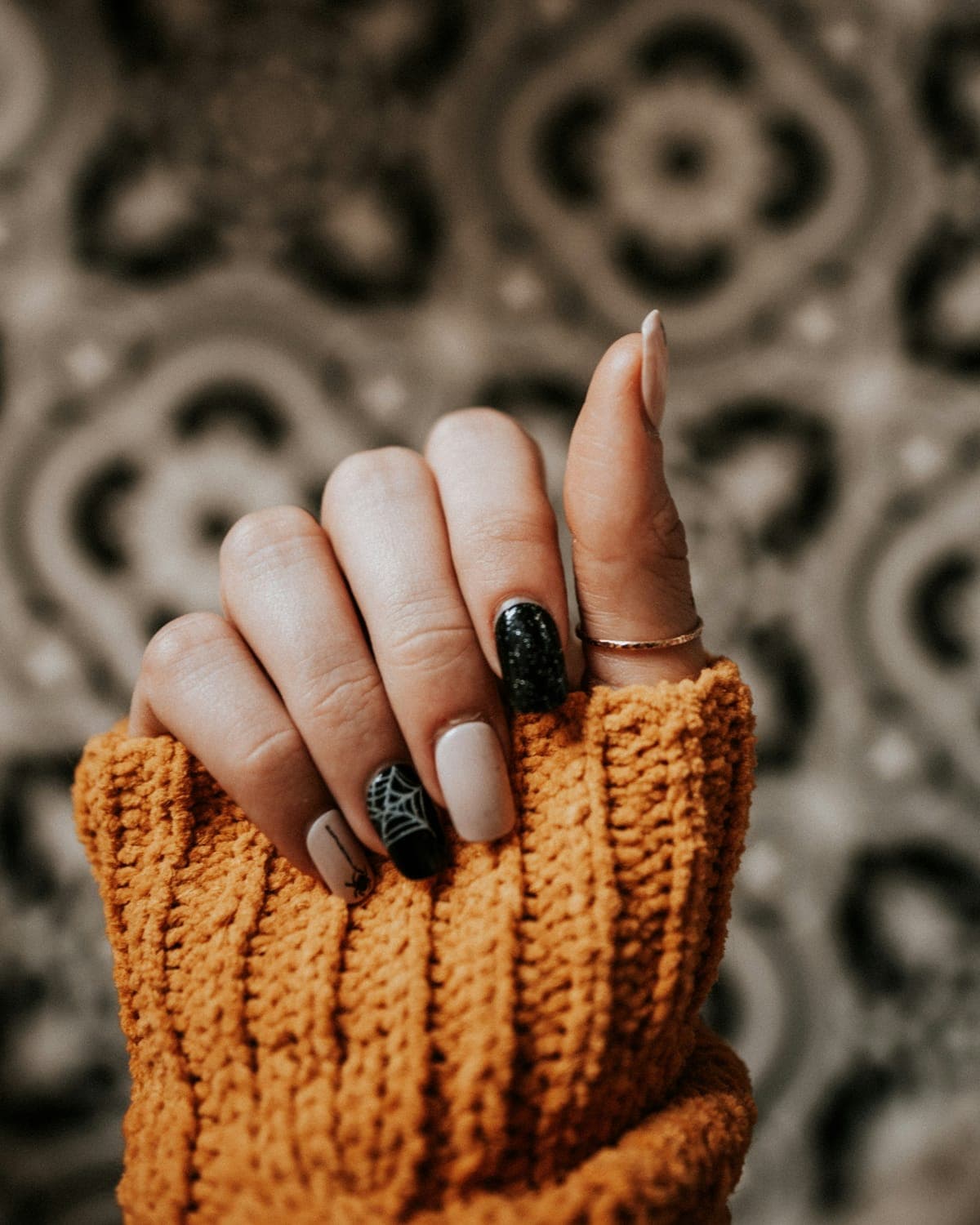 Obsidian Halo press-on nails